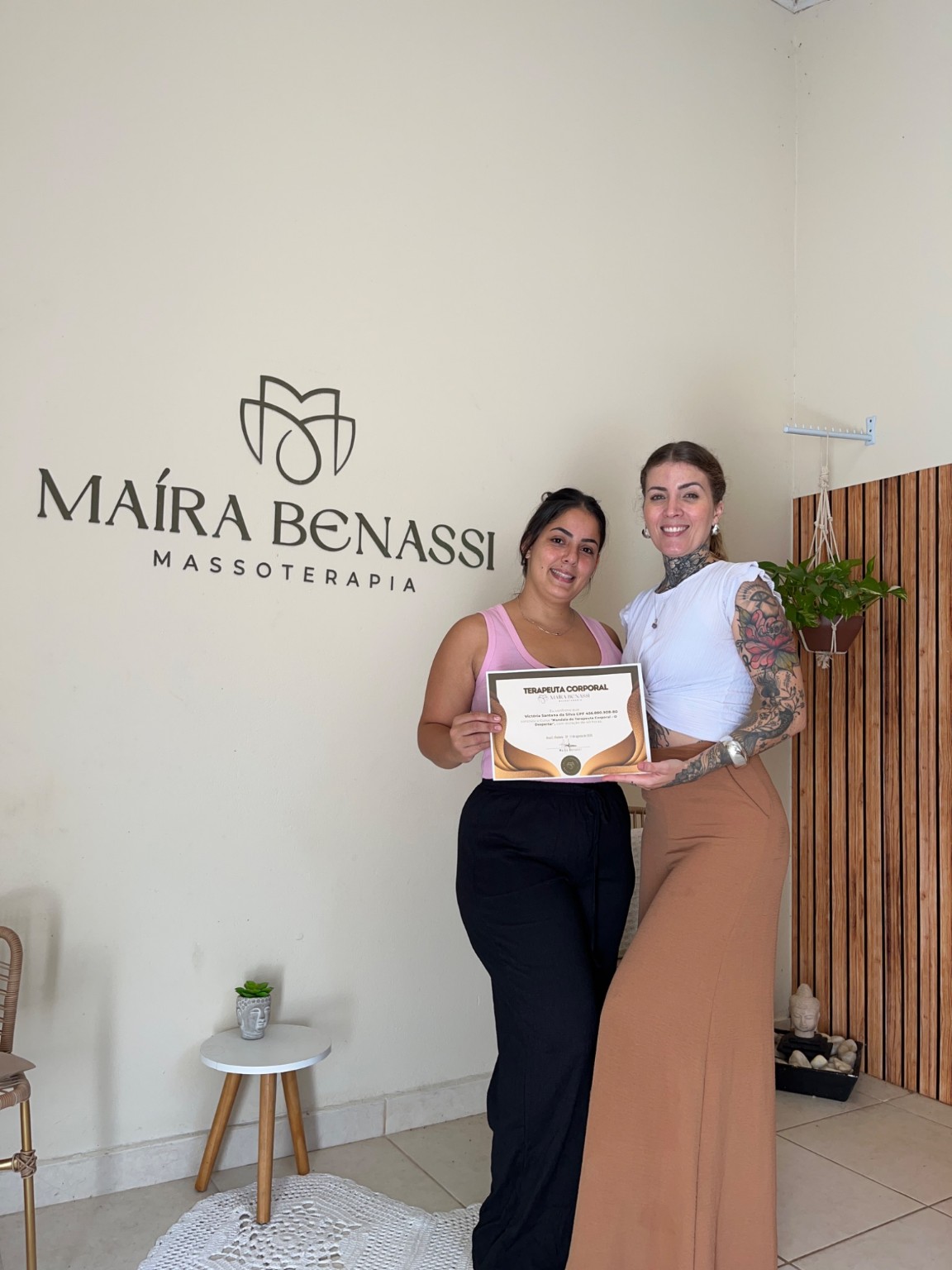 Maíra Benassi entregando certificado a uma aluna da formação em massagem terapêutica